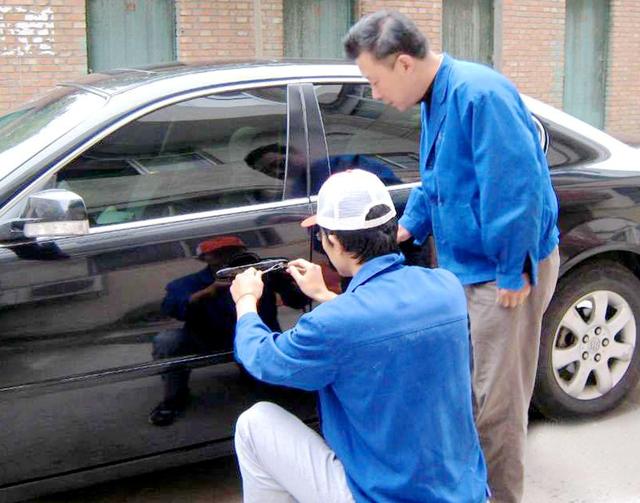 吉州区汽车钥匙丢在车里面怎么办?